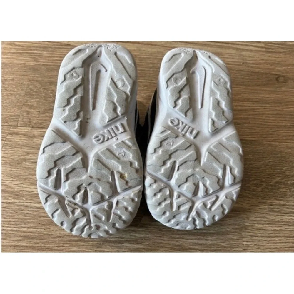 Nike Star Runner size 6c Toddler Shoes Black White